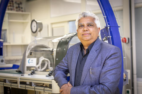 Dott. Nandu Goswami nel suo laboratorio